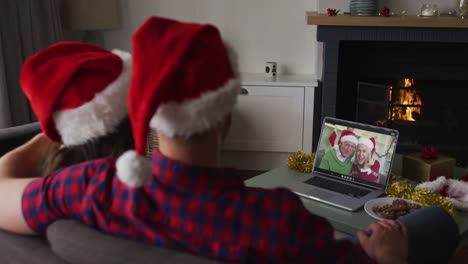 Pareja-Caucásica-En-Videollamada-En-Una-Computadora-Portátil-Con-Abuelos-En-Navidad