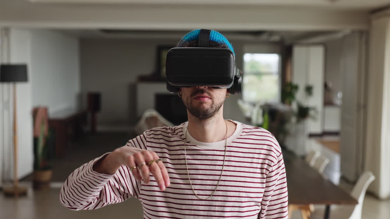 Uomo che sperimenta la realtà virtuale con un auricolare VR