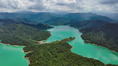 Vuelo-Cinematográfico-De-Drones-Sobre-Un-Paisaje-Tropical-Con-Agua-Verde-Y-Colinas-Verdes-En-Un-Día-Nublado---Embalse-De-Feitsui,-Taiwán