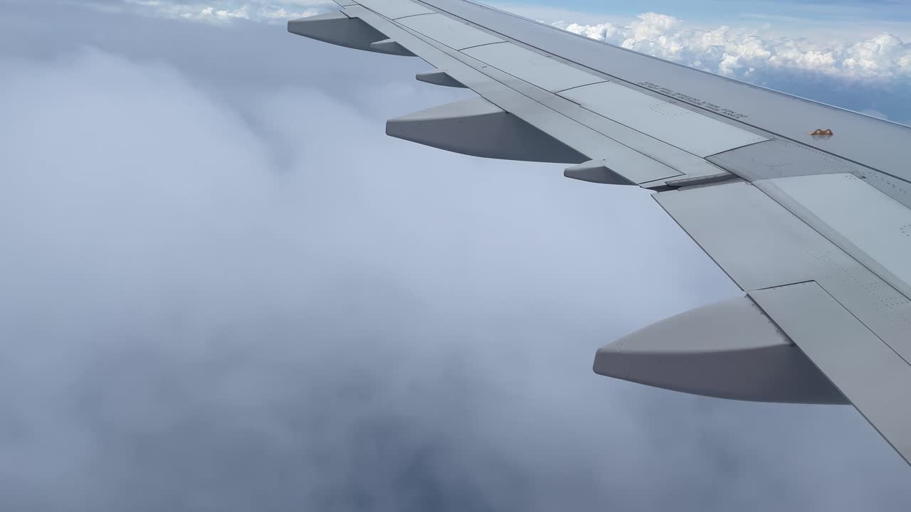 구름 위를 비행하는 항공기