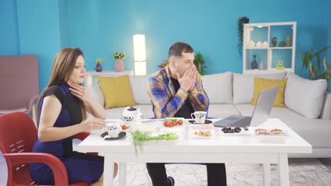 la feliz pareja recibe buenas noticias en el desayuno, gana dinero, y su proyecto es aceptado.