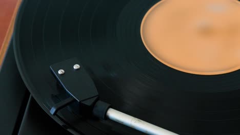 levante el brazo bajando en el disco de vinilo girando, disco de vinilo girando vista superior