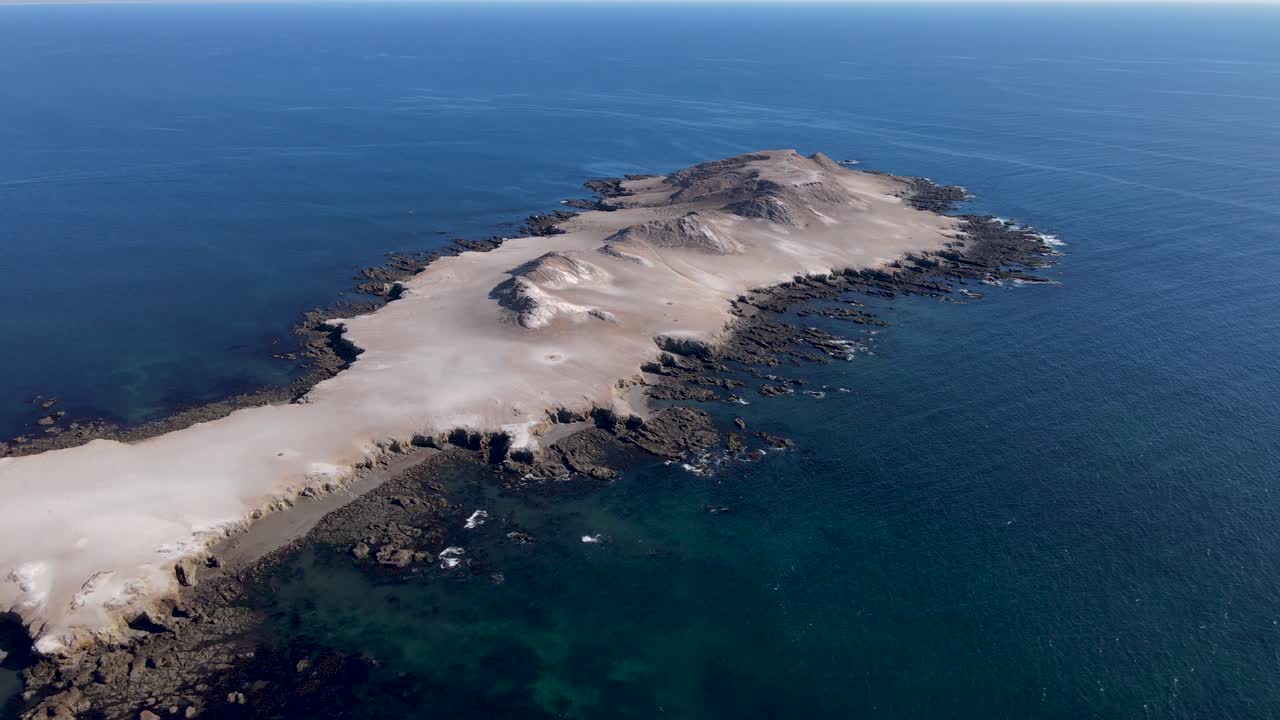órbita aérea alrededor de la isla la asunción isla rocosa desértica en la costa de méxico