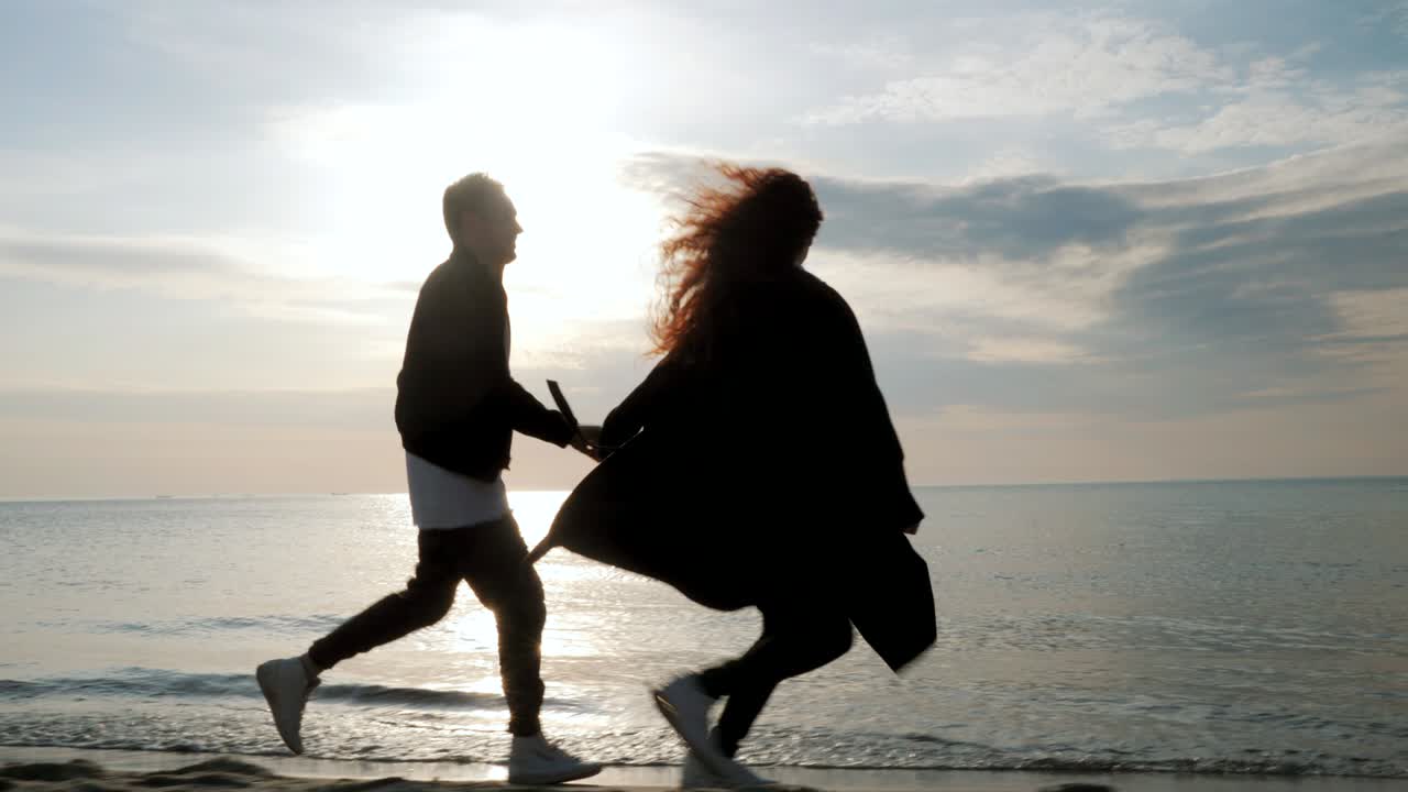 모래 해변에서 달리는 젊은 커플, 재미있는 커플, 속임수, 손을 잡고, 즐거운 순간, 봄 여행 휴가 휴가 신혼여행 동안 만적 인 일몰, 놀이 소녀와 사랑에 빠진 남자