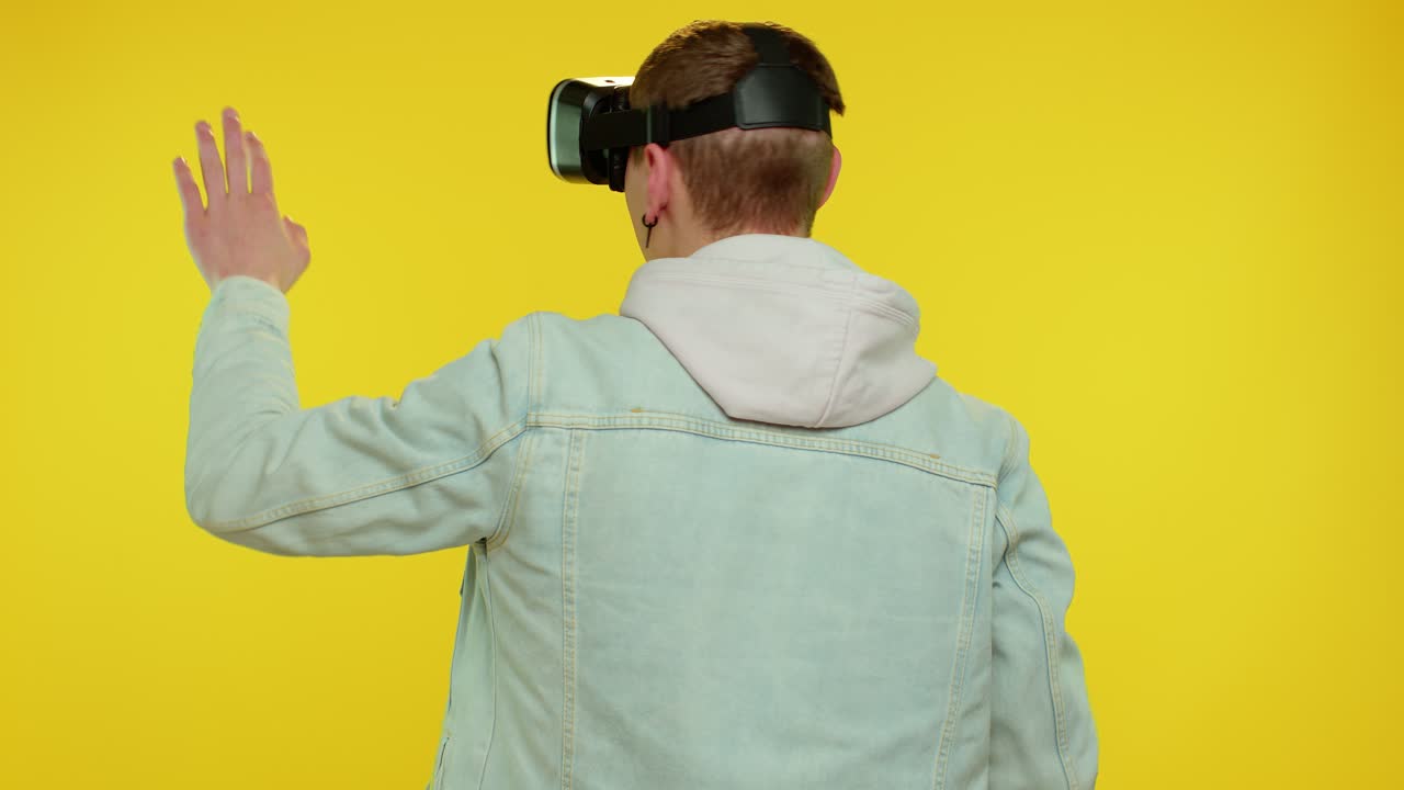 hombre usando realidad virtual tecnología futurista auriculares vr casco para jugar simulación de videojuego 3d