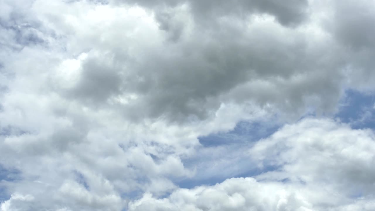 파란 하늘 배경에 있는 색 은 구름의 시간 경과