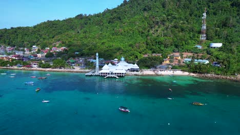 mezquita blanca islámica en la playa de la isla de perhentian
