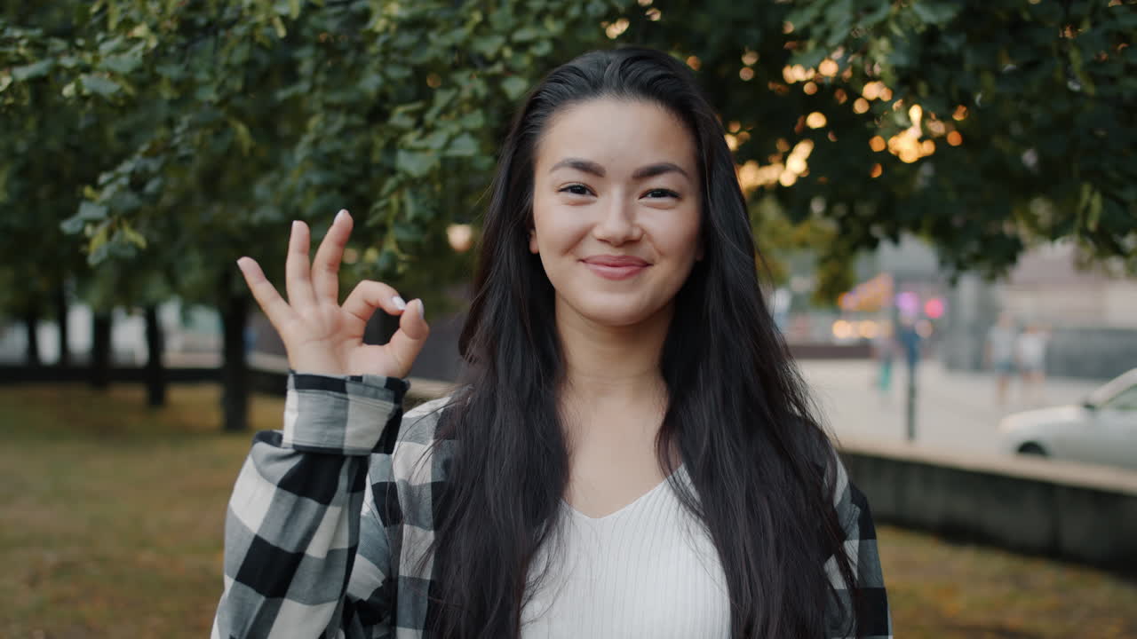 야외에서 웃는 여자