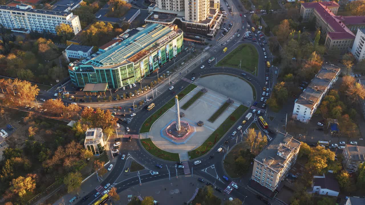 lapso de tiempo del tráfico en la intersección circular, vista aérea