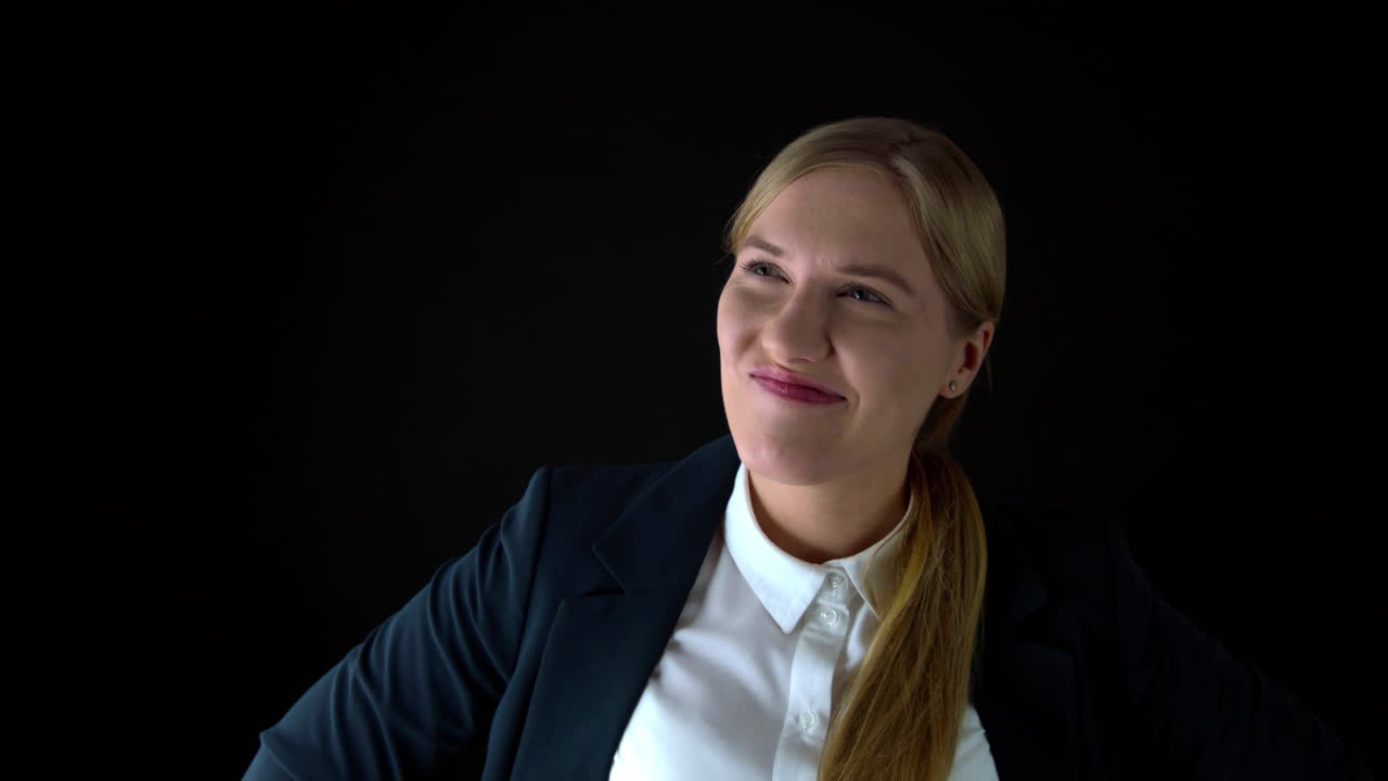 primer plano de mujer de negocios feliz sonriendo a cámara, cámara lenta