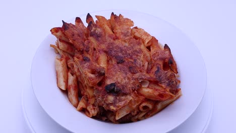 pasta italiana al forno, pasta al horno, girando en una mesa giratoria