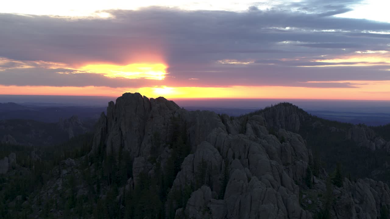 agujas de la catedral picos de rocas de granito durante la puesta de sol, antena