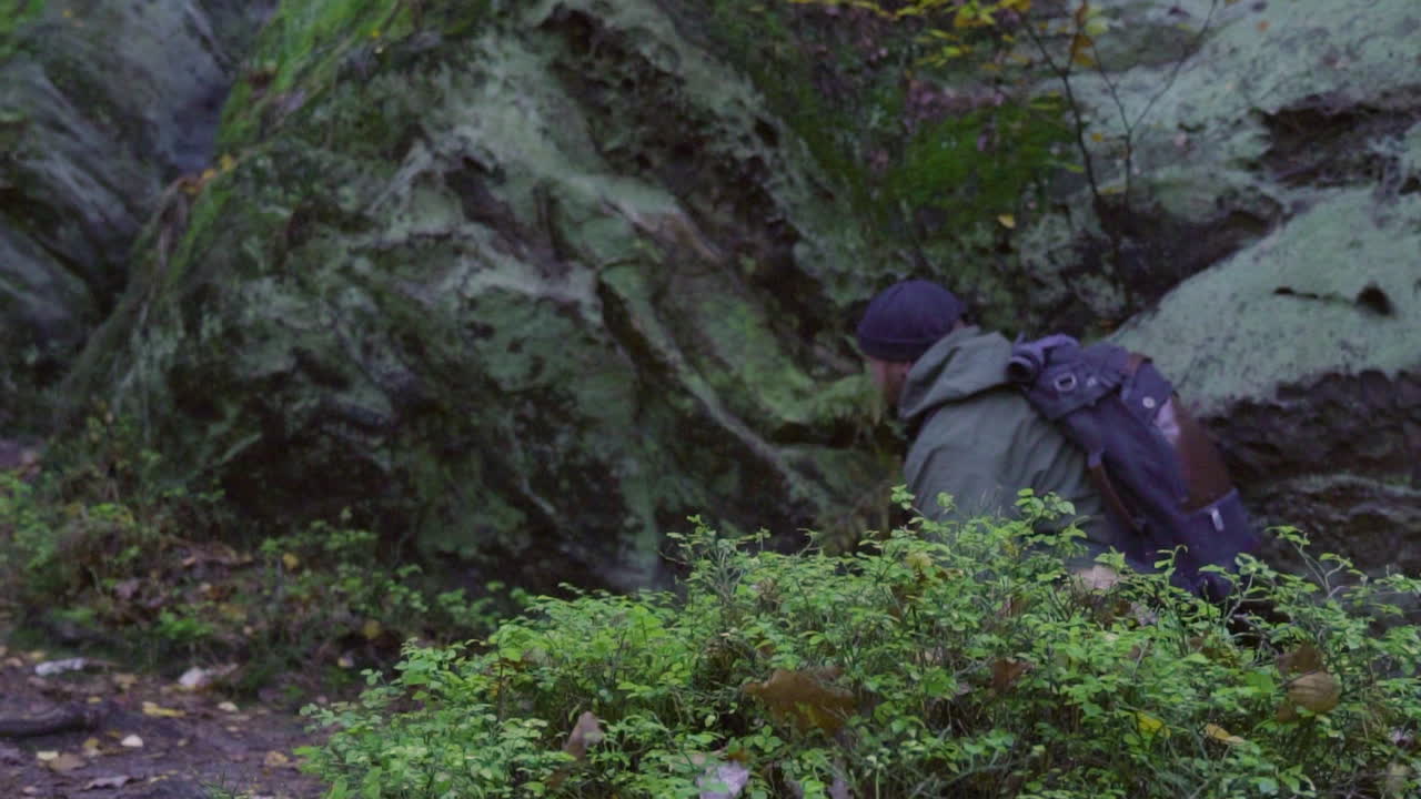 록키 산맥에서 배낭 하이킹을 하는 남자의 슬로우 모션 트랙 샷