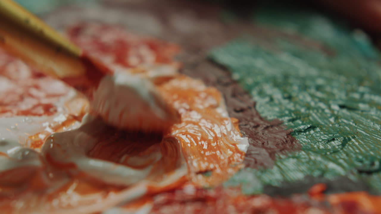 화면에 색과 오렌지색 페인트를 혼합하는 브러쉬의 클로즈업