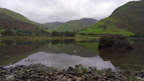 Low-Slider-Shot-Von-Placid-Brothers-Water-Lake-An-Einem-Bewölkten-Tag,-Lake-District,-Cumbria,-England