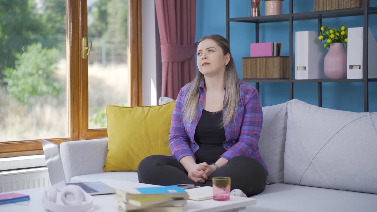 una joven pensativa está mirando afuera.