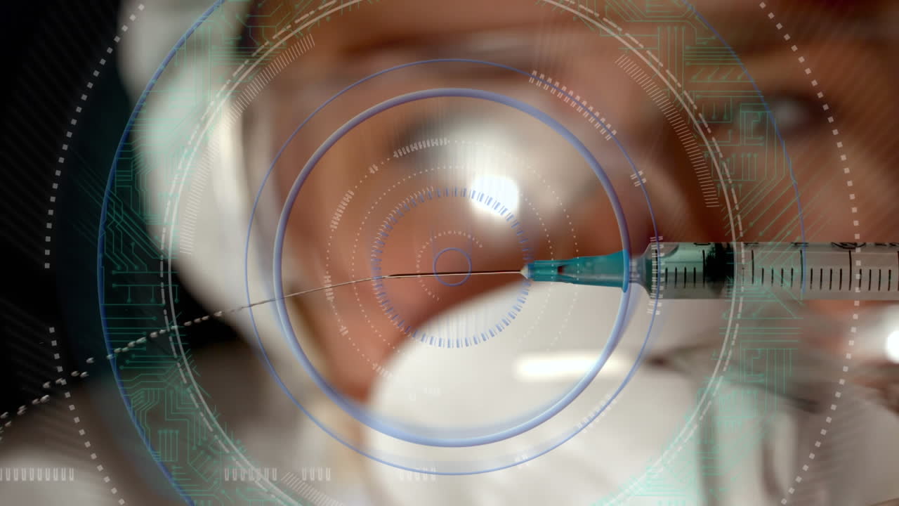 animación del procesamiento de datos sobre un científico que sostiene una jeringa con vacunación