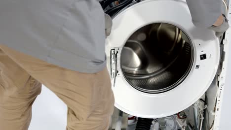 reparador quitando el lado delantero de la bañera