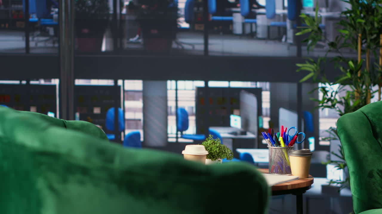 쾌적한 좌석과 함께 현대적인 사무실 공간