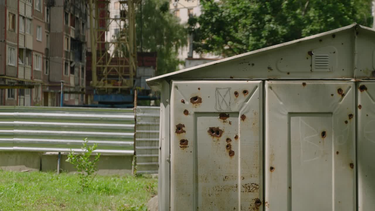 몇 개의 총알 구이 있는 차고