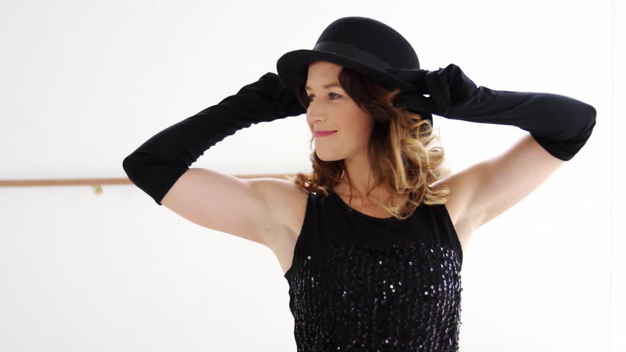 현대 무용을 연습하는 댄서