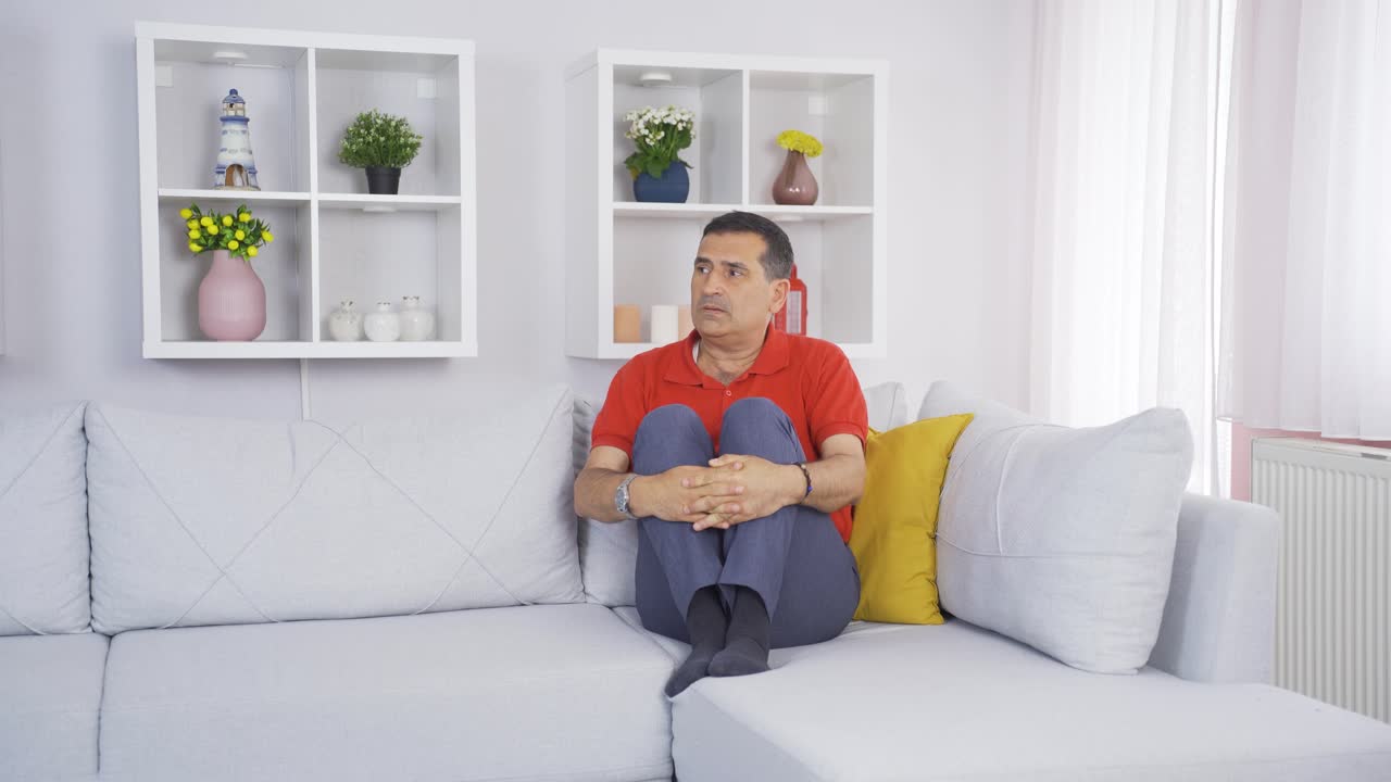 un anciano con problemas psicológicos, un paciente mental.