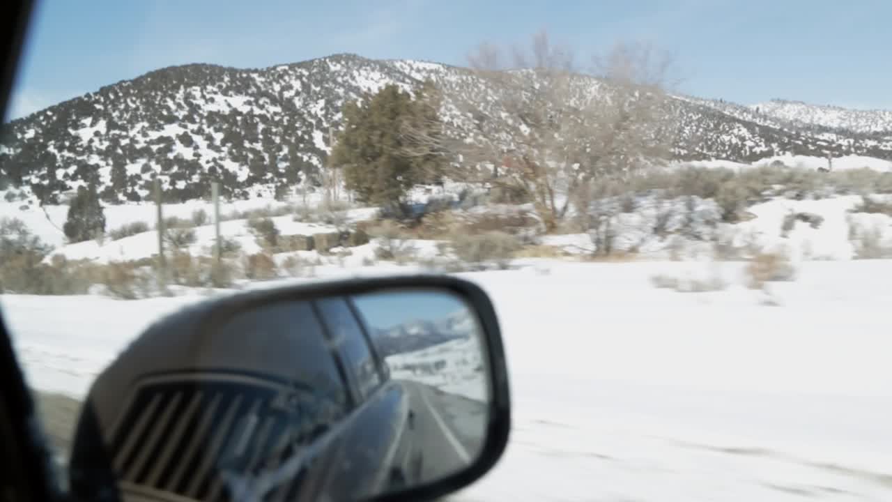 vista del campo cubierto de nieve en una autopista