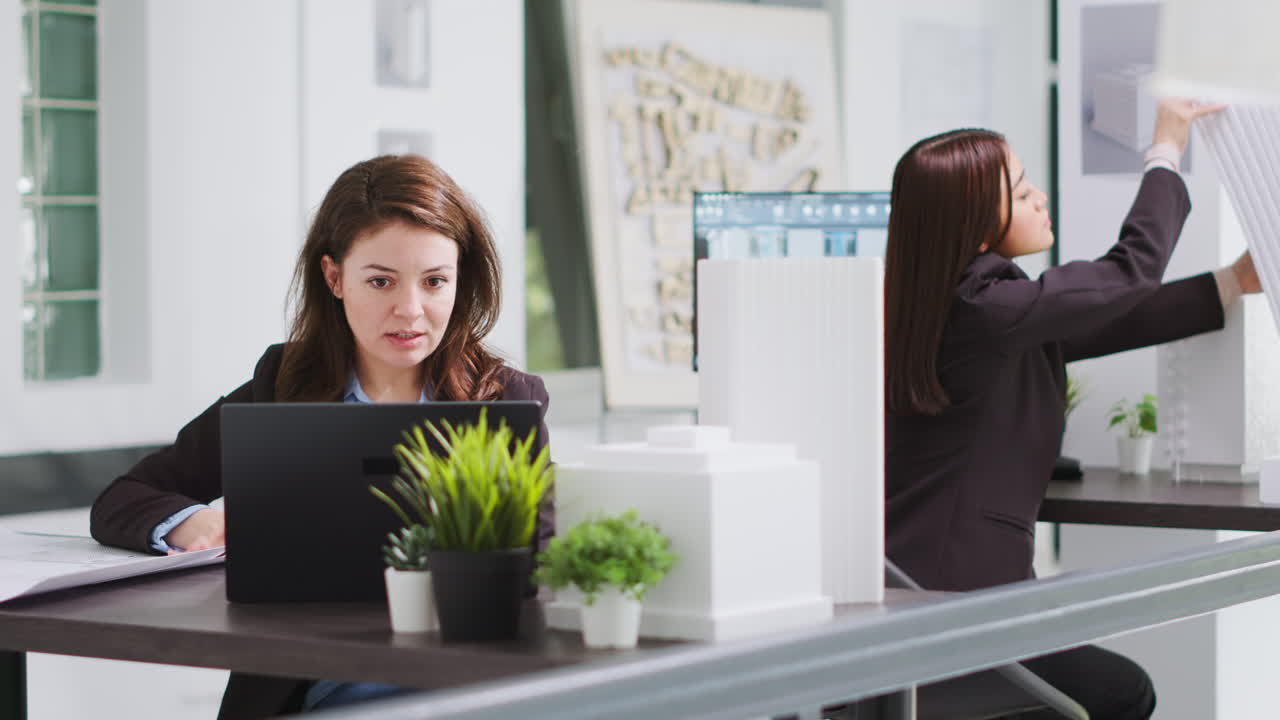 pov de diseñador interactuando con el cliente a través de una conexión de videoconferencia