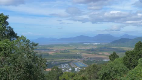 Panorama-De-Campos-Verdes,-Aldeas-Y-Montañas-Durante-El-Día-Bajo-Un-Cielo-Azul-Brillante-Desde-El-Punto-De-Vista---Toma-Amplia