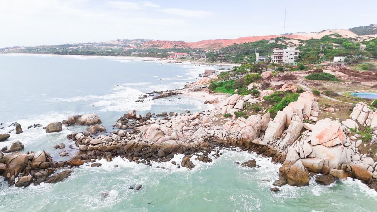 воздушный вид на красивую береговую линию и пески.