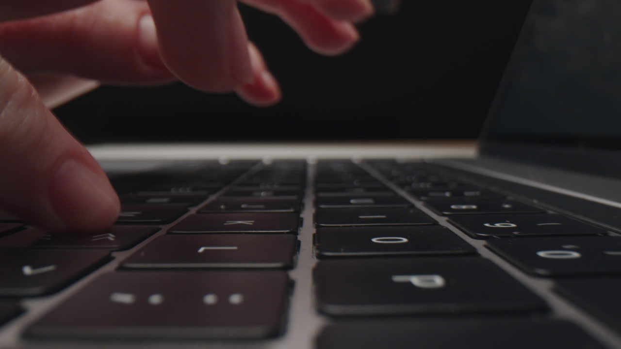 노트북 키보드에 입력하는 사람