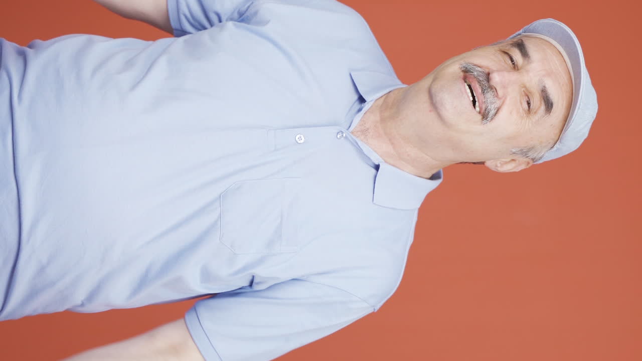 el video vertical del viejo está soñando.