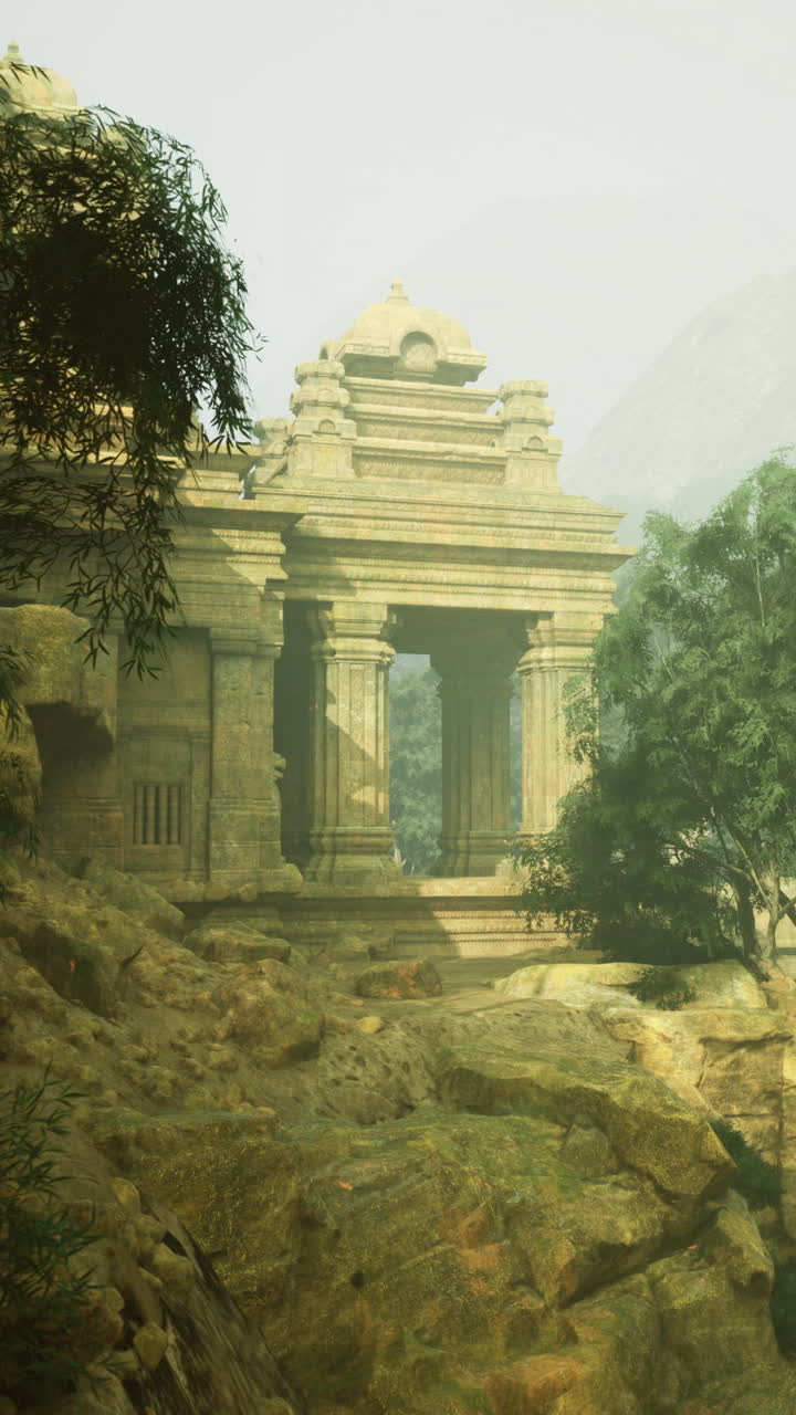Rovine di un antico tempio avvolte nel paesaggio nebbioso della foresta all'alba