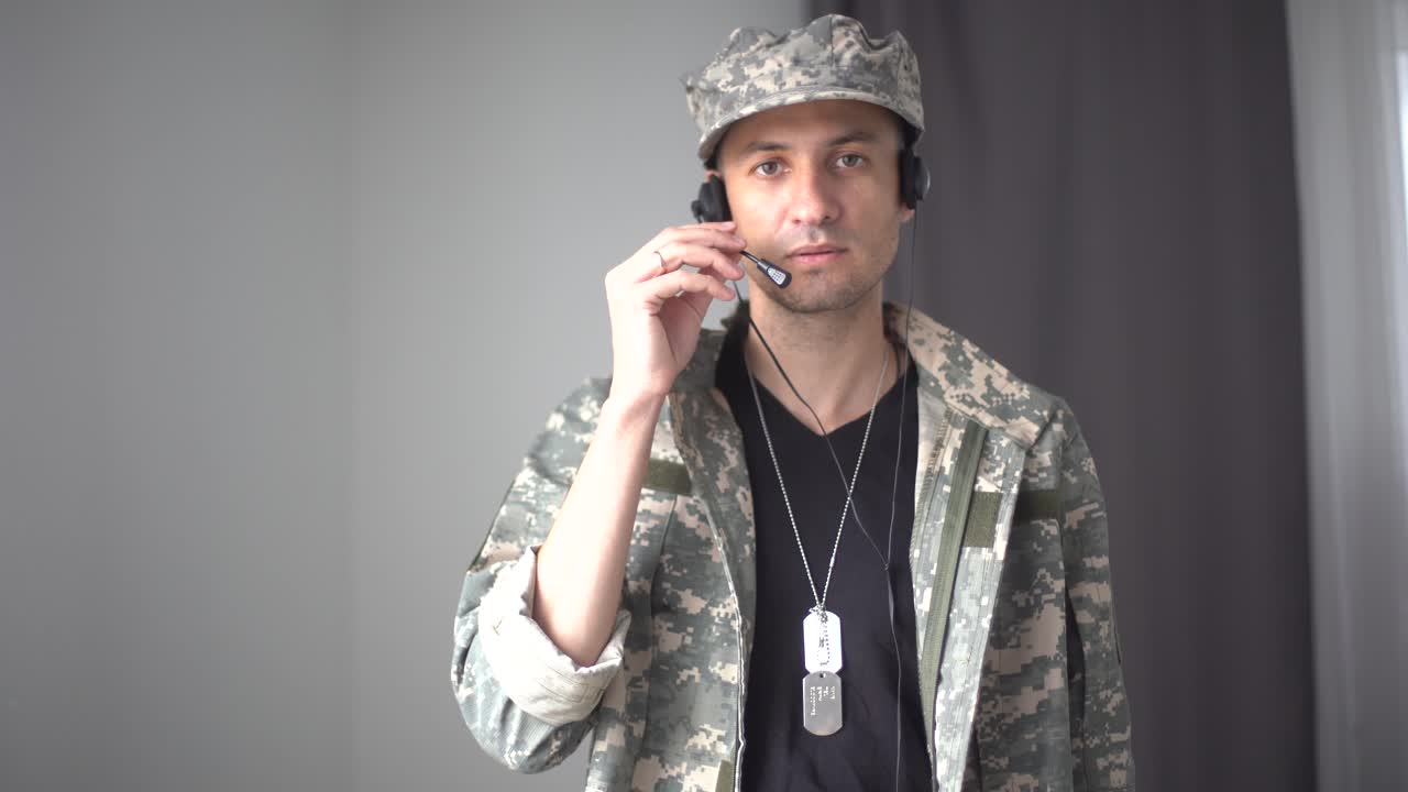 un joven serio y responsable mirando a la cámara escuchando el orden con confianza, disciplina.