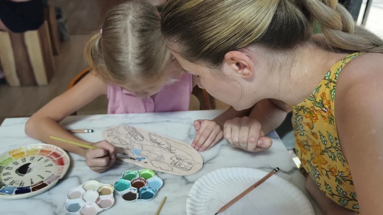 madre e hija pintando juntas