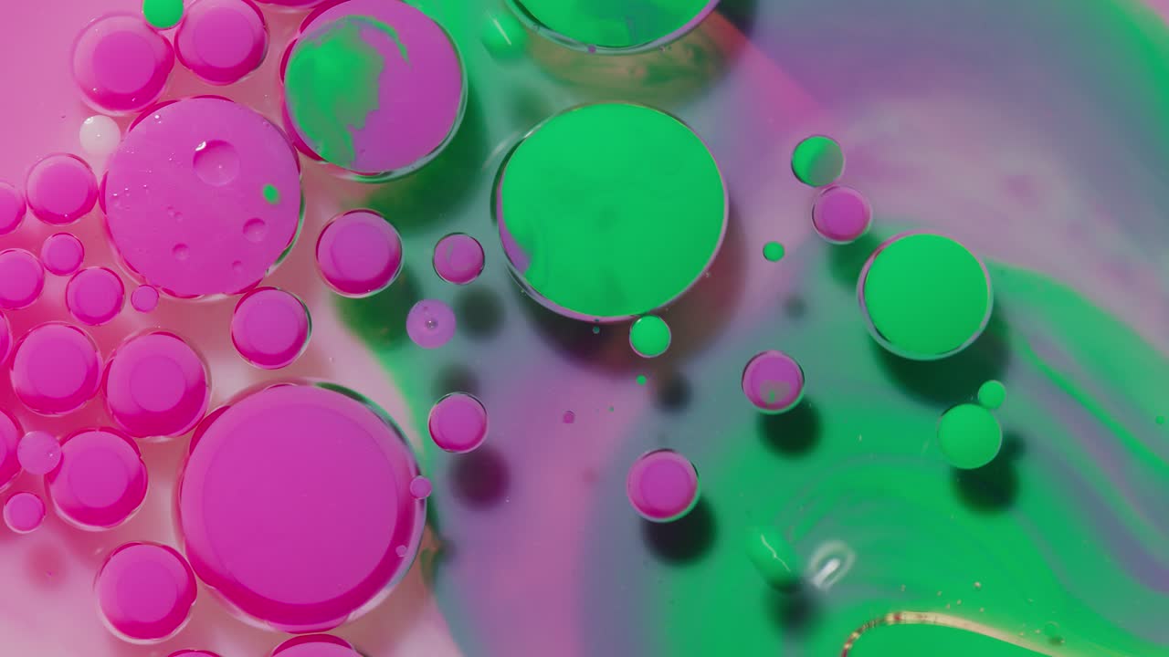 추상적이고 다채로운 기름과 물의 소용돌이