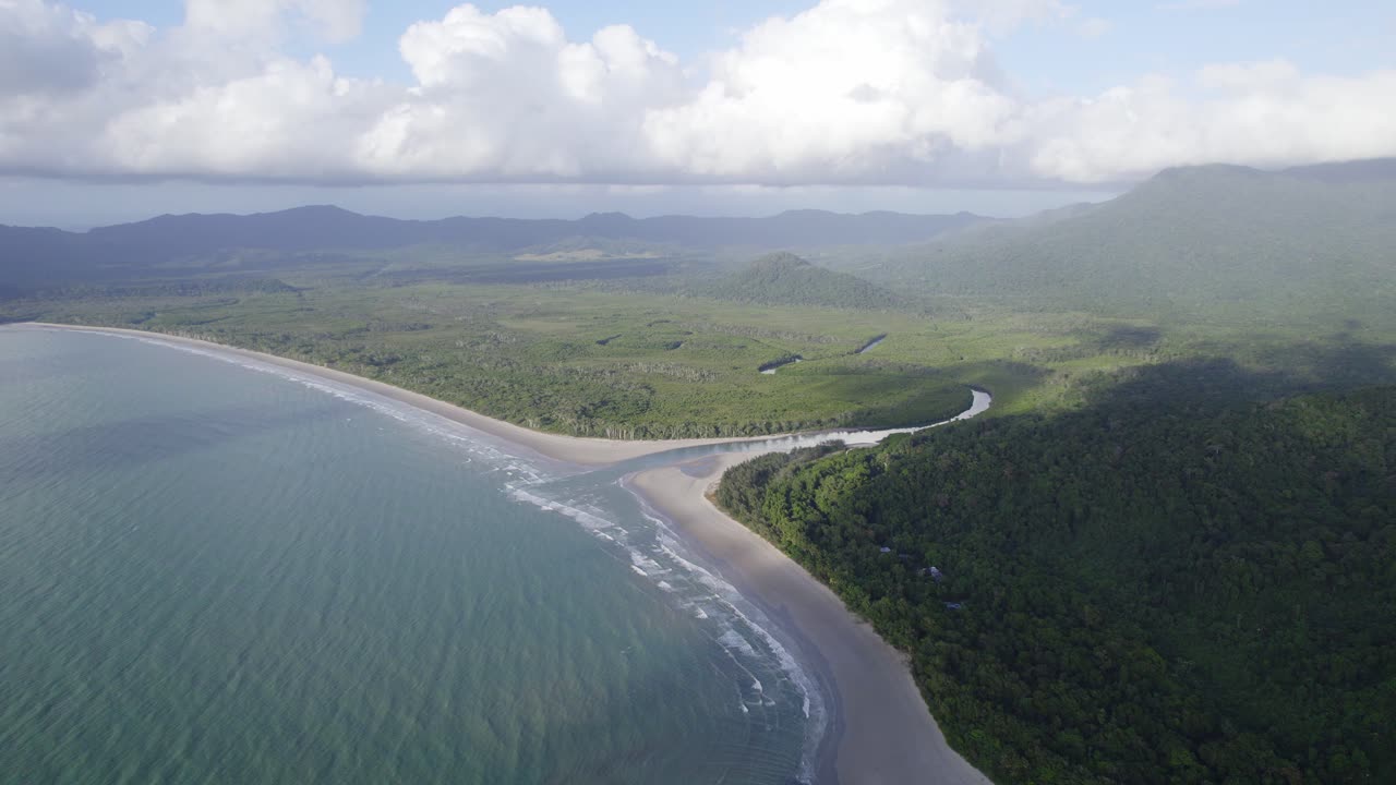 río del parque nacional daintree que fluye a través del océano en el extremo norte de queensland, australia - toma aérea de drones