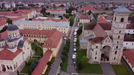 Vista-Aérea-De-La-Catedral-De-La-Reunificación-Y-La-Catedral-Católica-Romana-De-San-Miguel-Dentro-De-La-Fortaleza-De-Alba-Iulia,-Rumania