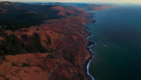bodega bay fort ross bolinas sonoma coast state park sunset california avión no tripulado vuelo panorámico accidentado viento carretera costera redwoods punto reyes gran sur salmón arroyo océano pacífico hacia adelante pan up