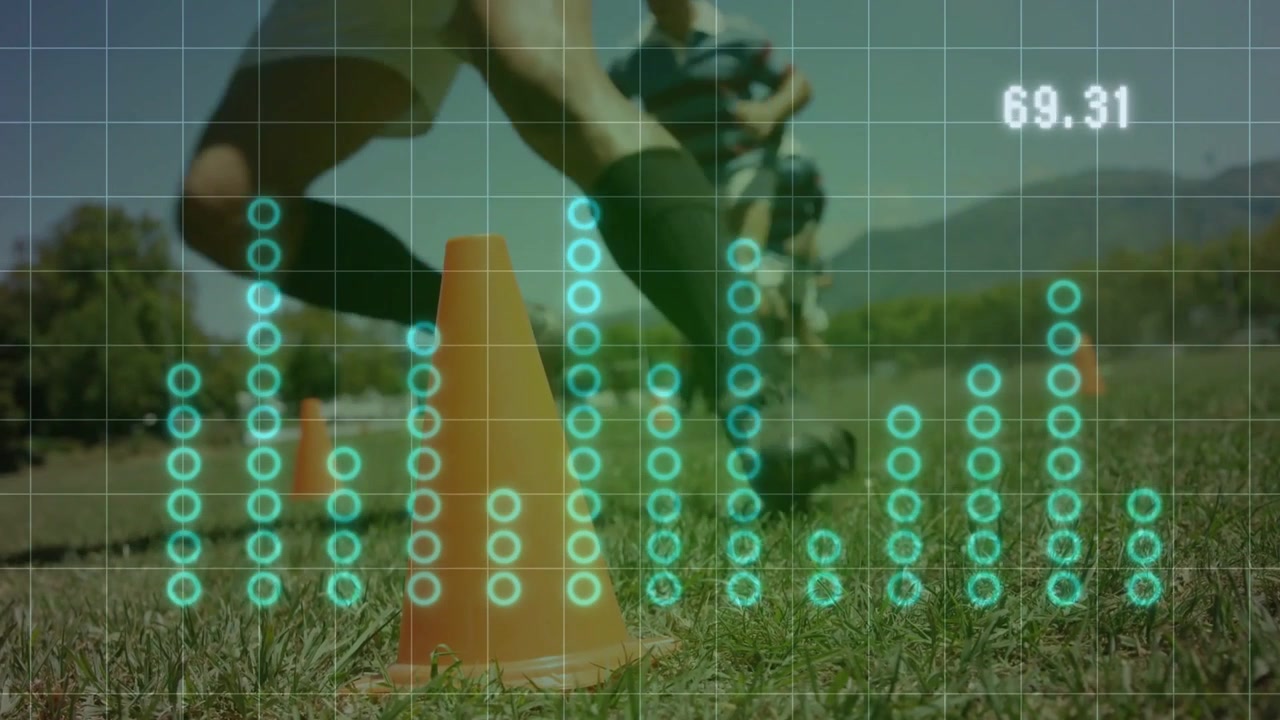 Giocatori di rugby che si allenano con i coni e sovrapposizione di dati digitali sulle prestazioni.