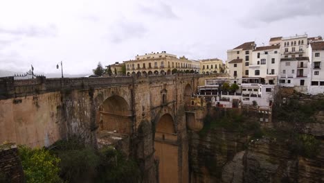 Weitwinkelblick-über-Die-Neue-Brücke-Und-Die-Tajo-Schlucht,-Ronda,-Andalusien,-Spanien