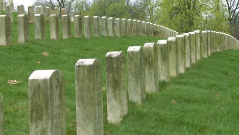 largas filas de tumbas marcan un cementerio de la primera guerra mundial