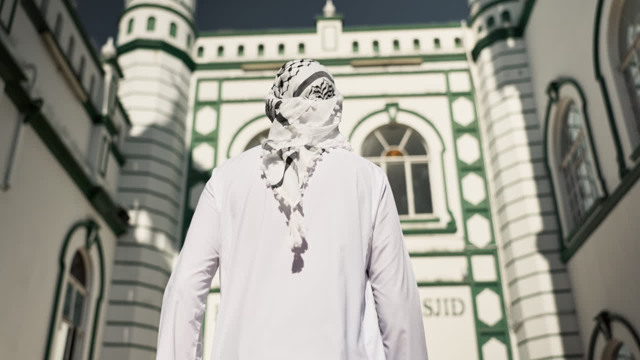 Man in traditional Arab clothing at a mosque