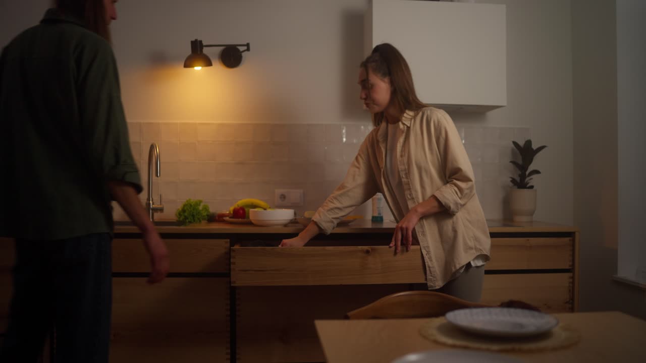 pareja preparando una comida en la cocina