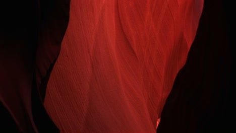 panup de un espacio interior brillante en antelope canyon, arizona