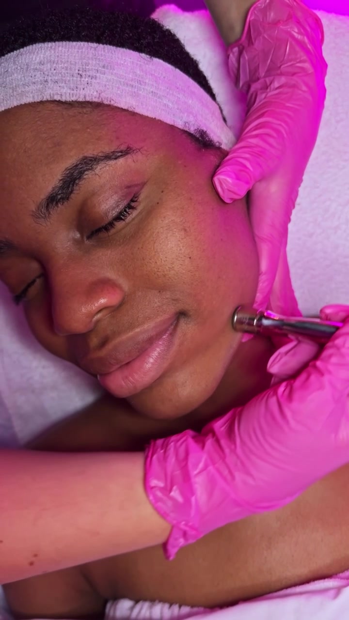 Une séance de soin de la peau se déroule dans un salon de beauté, axée sur les soins du visage et la santé de la peau, à la lumière du soir.