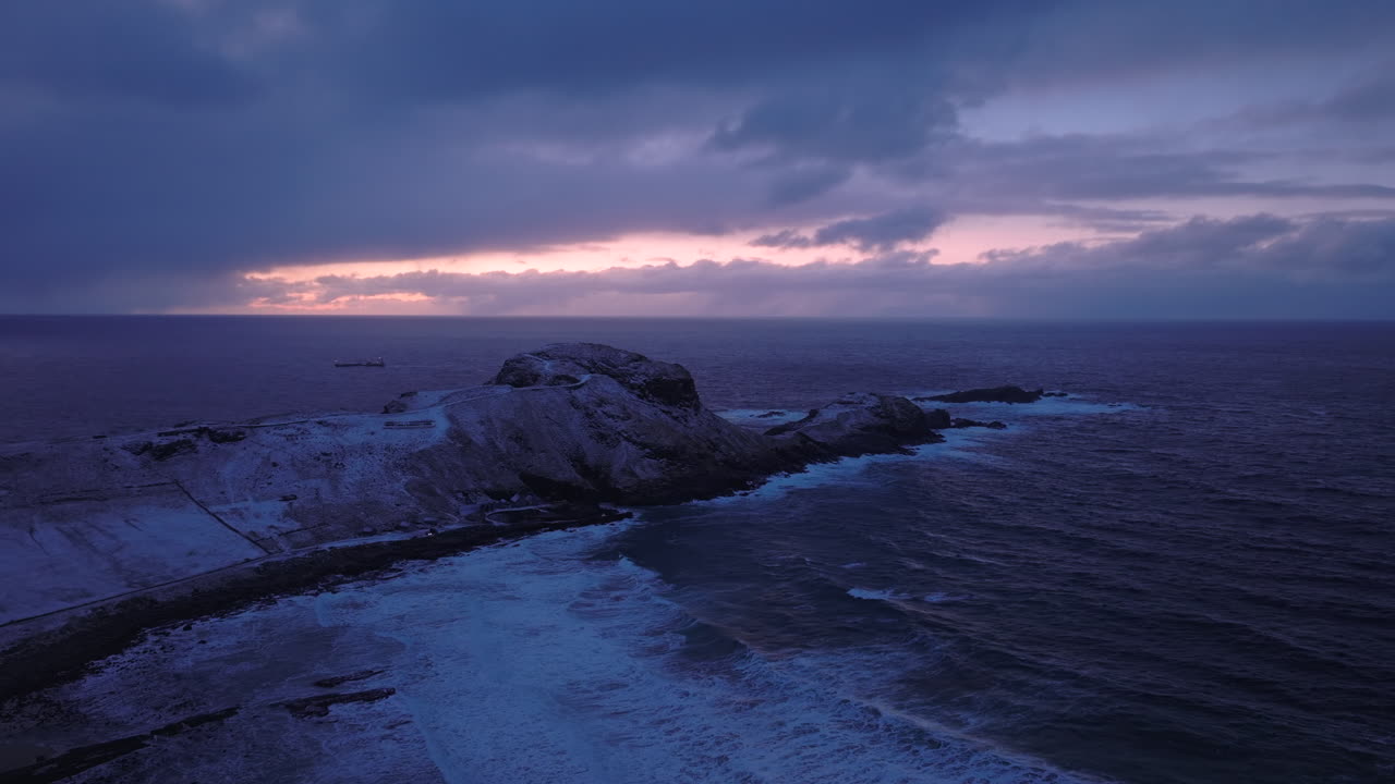 Kystklipperne i Ervik på Norges vestkyst under solnedgang om vinteren.