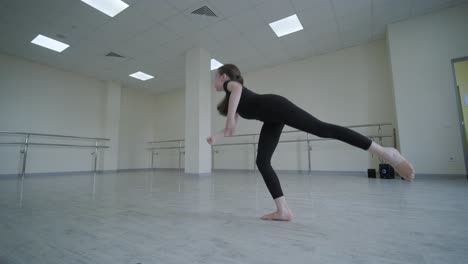 joven bailarina practicando movimientos de baile en el estudio