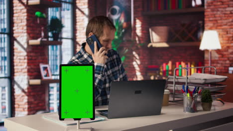 pc en la oficina en casa con ai lm chatbot respondiendo a los usuarios, toma de cámara de mano