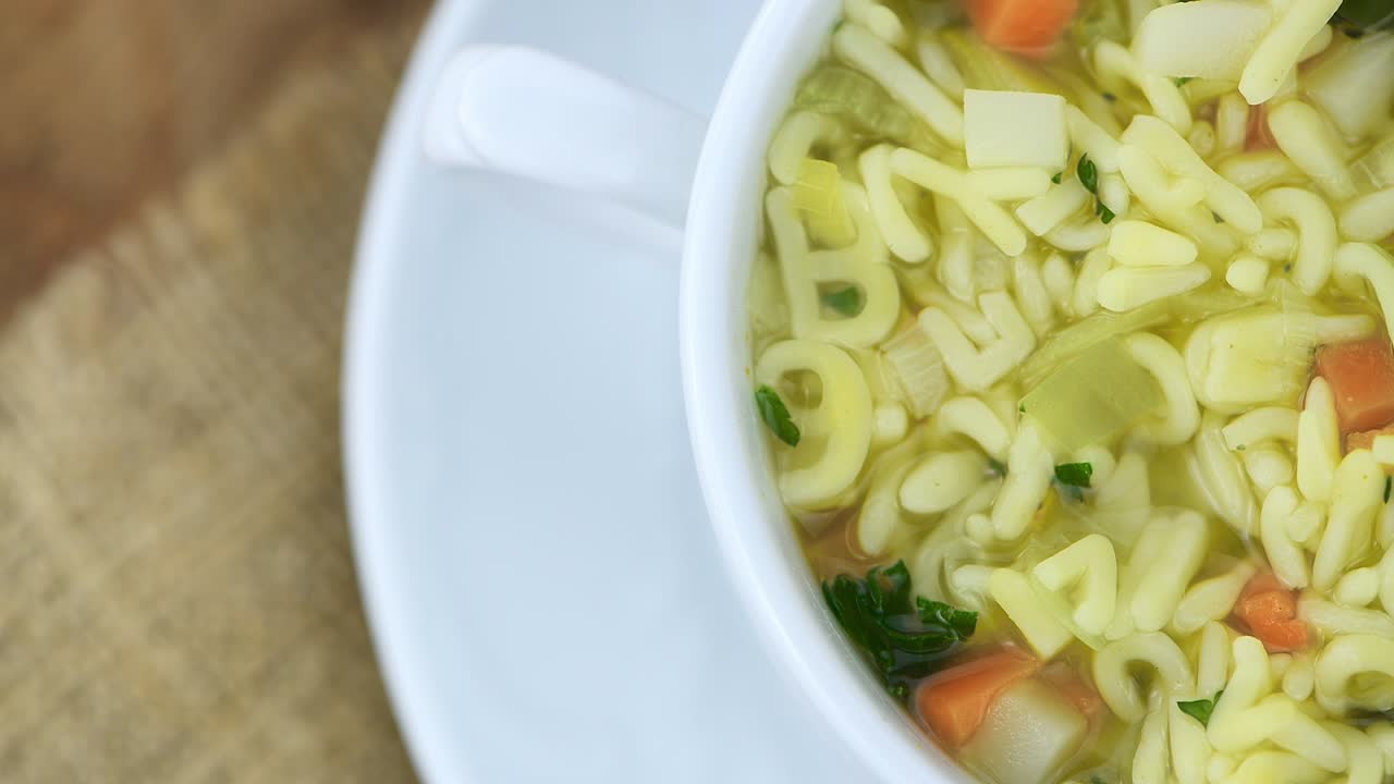 회전하는 접시에 채소와 함께 알파 수프 (침없이 루프 할 수 있습니다)